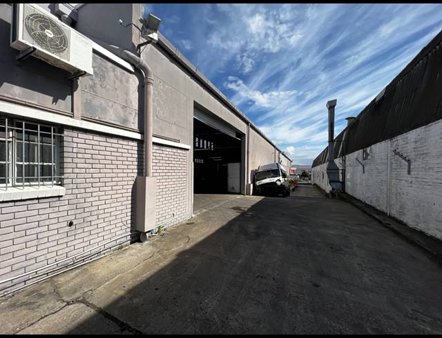 3,845M² WAREHOUSE FOR SALE IN PAROW EAST